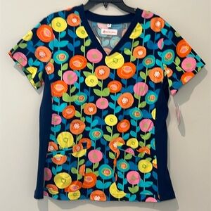 NWT White Cross Scrub Top Retro Floral Short Sleeve Poppin Poppy Happy Vibes M